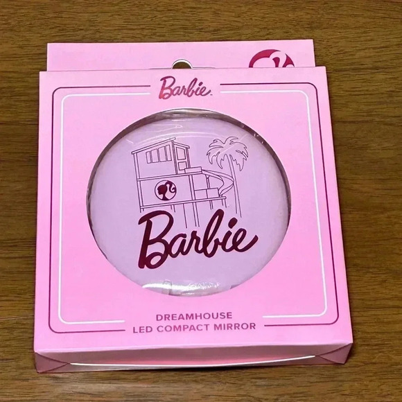 BARBIE Compact Mirror with LED Light and Pink Barbie Dreamhouse Design, NEW! - Picture 1 of 2